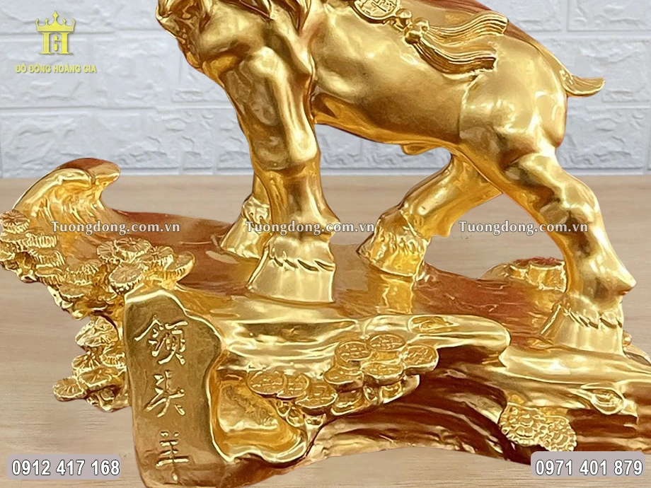 Mặt phía trước chạm khắc chìm dòng chữ Hán